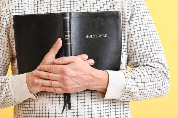 Hombre Con Biblia Sobre Fondo Color Primer Plano — Foto de Stock