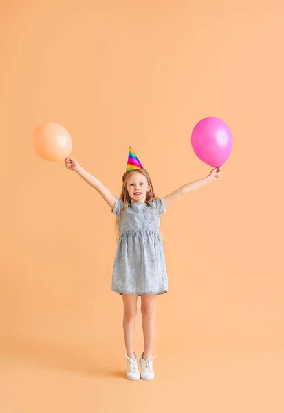 Nettes Kleines Mädchen Partyhut Und Mit Luftballons Auf Farbigem Hintergrund — Stockfoto