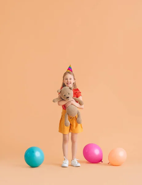 Söt Liten Flicka Partyhatt Med Leksak Och Ballonger Färg Bakgrund — Stockfoto