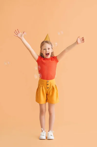 Gelukkig Klein Meisje Party Hoed Kleur Achtergrond — Stockfoto