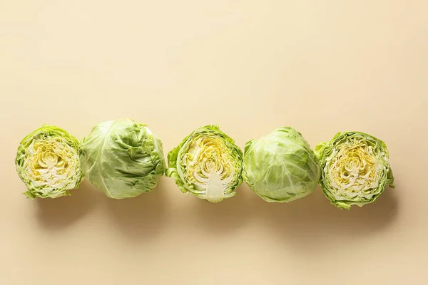 Frische Kohlköpfe Auf Farbigem Hintergrund — Stockfoto