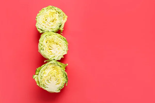 Coles Recién Cortadas Sobre Fondo Color — Foto de Stock