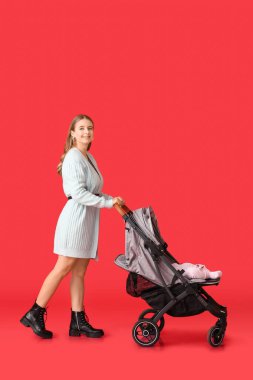 Kadın ve bebeği bebek arabasının arka planında