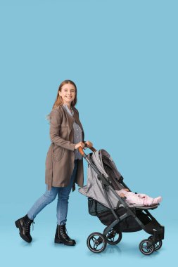 Kadın ve bebeği bebek arabasının arka planında