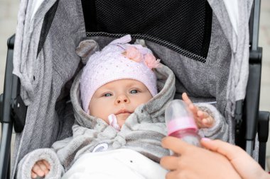 Bebek arabasında sevimli bir bebek.