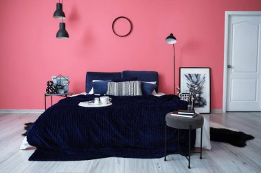 Modern yatak odasının iç dekorasyonu.