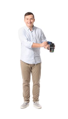 Ödeme terminali ve beyaz arka planda kredi kartı olan genç bir adam.