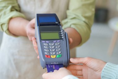 Dükkanda sipariş için ödeme yapan alıcı, kapatma