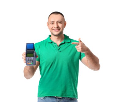 Beyaz arka planda ödeme terminali olan kurye