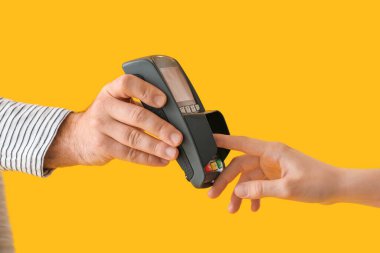 Alıcı satın almak için renk arkaplanı üzerinden ödeme yapıyor