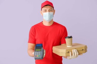 Renkli ödeme terminali olan yemek dağıtım servisi kuryesi