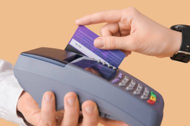 Alıcı satın almak için renk arkaplanı üzerinden ödeme yapıyor, kapatma