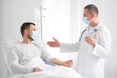 Doktor ve adam klinikte kemoterapi görüyorlar. Prostat kanseri farkındalığı