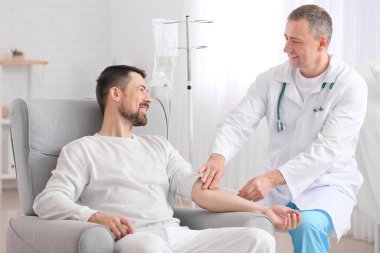 Doktor ve adam klinikte kemoterapi görüyorlar. Prostat kanseri farkındalığı