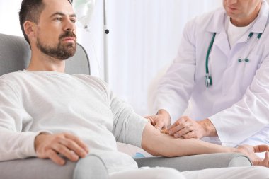 Doktor ve adam klinikte kemoterapi görüyorlar. Prostat kanseri farkındalığı