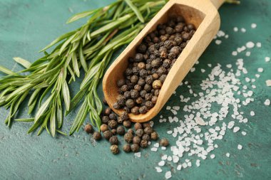 Renkli arka planda biberli kepçe