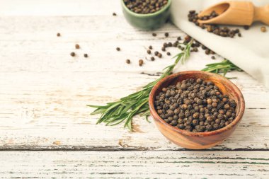 Hafif ahşap arka planda biberli kase