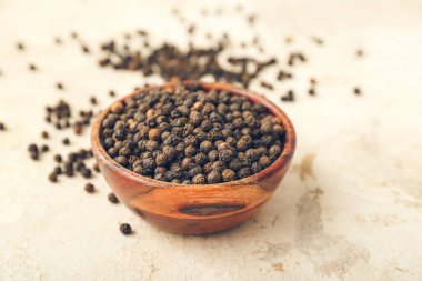 Hafif arka planda biberli kase