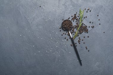 Koyu arkaplanda karabiberli kaşık