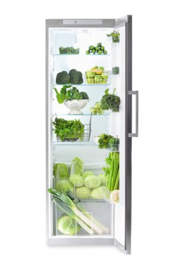 Taze sebzeler beyaz arka planda açık buzdolabında.