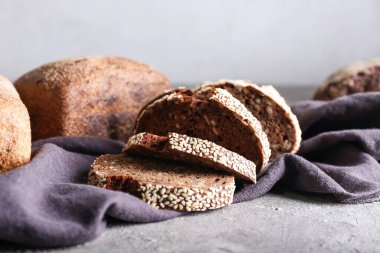 Gri arkaplanda taze kesilmiş ekmek