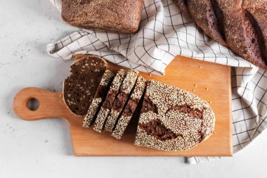 Açık arkaplanda taze ekmek bulunan tahta