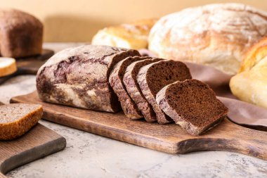 Grunge arka planında taze kesilmiş ekmek olan tahta