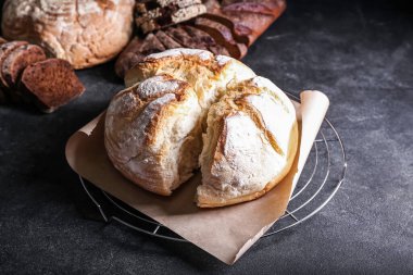 Koyu arkaplanda taze ekmek