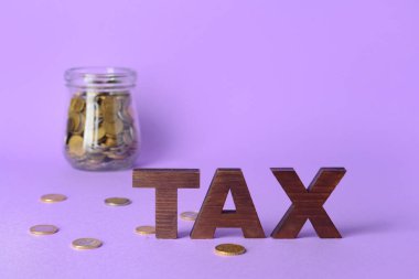 Renk arkaplanı üzerinde parası olan kelime vergisi