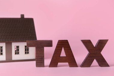 Renk arkaplanında ev modeli olan sözcük vergisi