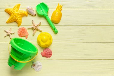 Ahşap renkli arka planda çocuklar için plaj oyuncakları.