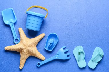 Renkli arka plandaki çocuklar için plaj aksesuarları