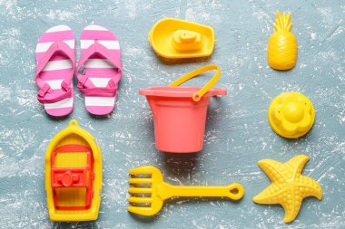 Renkli arka plandaki çocuklar için plaj aksesuarları
