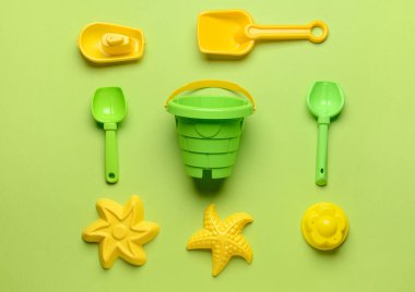 Renkli arka planda çocuklar için plaj oyuncakları