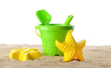 Beyaz arka planda kumdaki çocuklar için plaj oyuncakları.