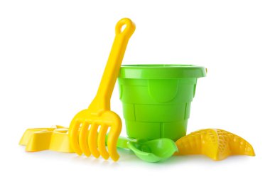 Beyaz arka planda çocuklar için plaj oyuncakları