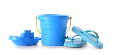 Beyaz arka plandaki çocuklar için plaj aksesuarları