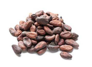 Beyaz arka planda kakao çekirdekleri