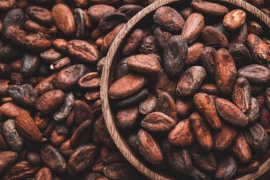 Arka plan olarak kase ve kakao çekirdekleri, yakın plan.