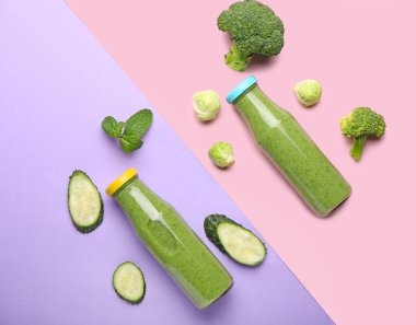 Sağlıklı yeşil smoothie şişeleri ve renk arkaplan bileşenleri ile kompozisyon
