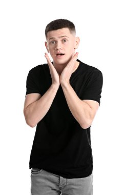 Beyaz arka planda şaşırmış genç bir adamın portresi