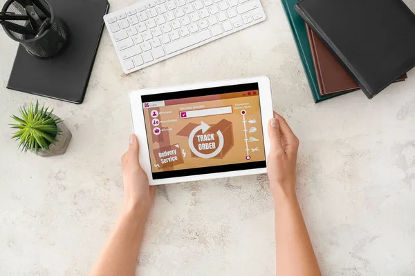 Woman Using Tablet Computer Open Page Delivery Service Application Table — Φωτογραφία Αρχείου