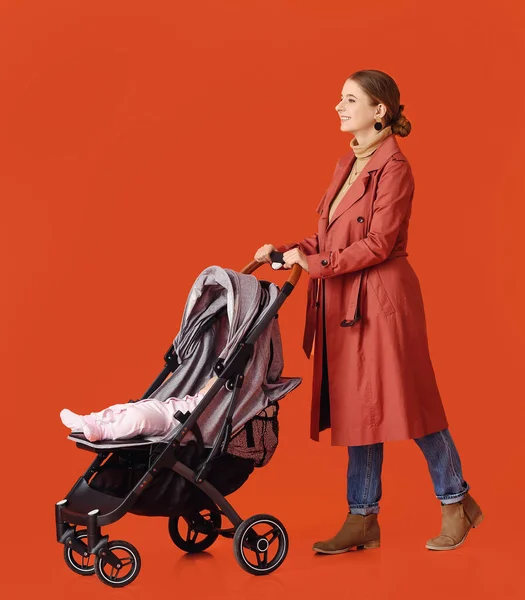Kvinna Och Hennes Söta Baby Barnvagn Färg Bakgrund — Stockfoto