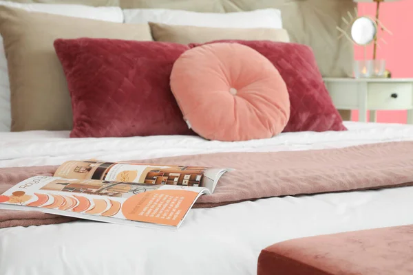 Comfortabel Bed Met Zachte Kussens Magazine — Stockfoto