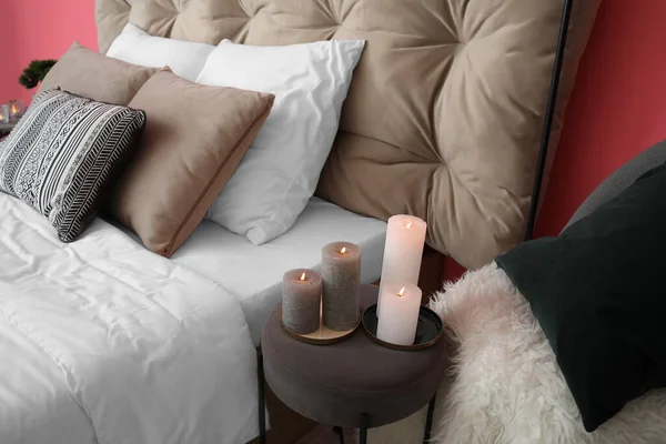 Nachttisch Mit Brennenden Kerzen Schlafzimmer — Stockfoto
