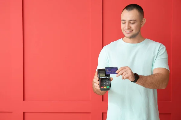 Homem Com Terminal Pagamento Cartão Crédito Fundo Cor — Fotografia de Stock