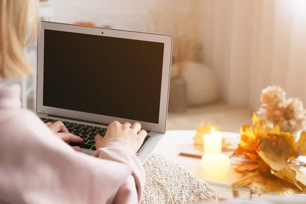 Mujer Joven Usando Ordenador Portátil Casa — Foto de Stock