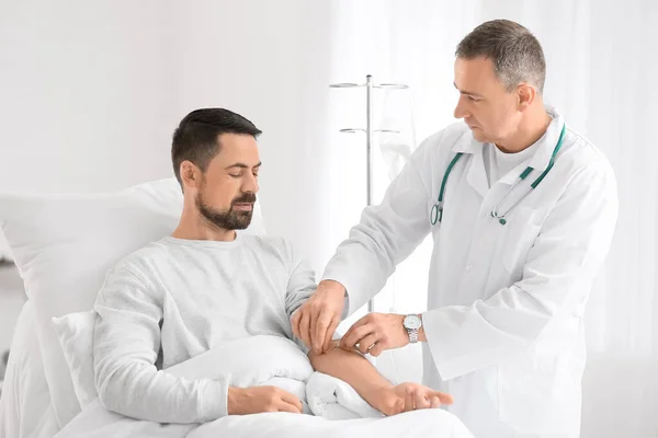 Man Genomgår Kemoterapibehandling Kliniken Begreppet Prostatacancer — Stockfoto