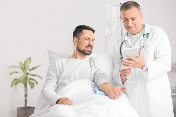 Medicul Omul Sunt Supuși Unui Curs Chimioterapie Clinică Conceptul Conștientizare — Fotografie, imagine de stoc