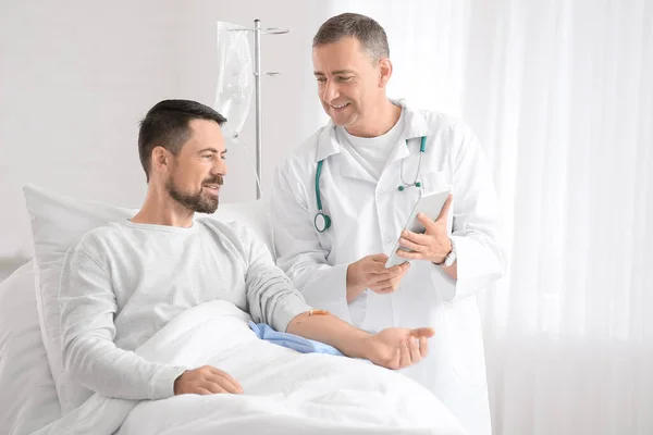 Läkare Och Man Som Genomgår Kemoterapibehandling Kliniken Begreppet Prostatacancer — Stockfoto